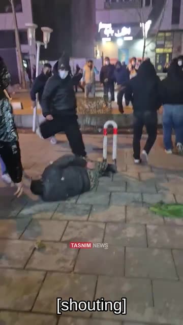 🇮🇷 🔥 Iran on Fire: Member of the BASIJ militia tried to prevent the protesters