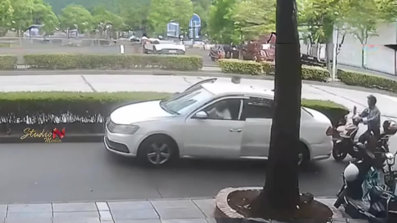 🤣🚗 White Car, Bright Idea? | FunFM