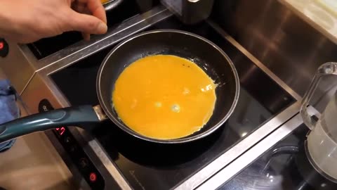 fried rice with omelet tornado