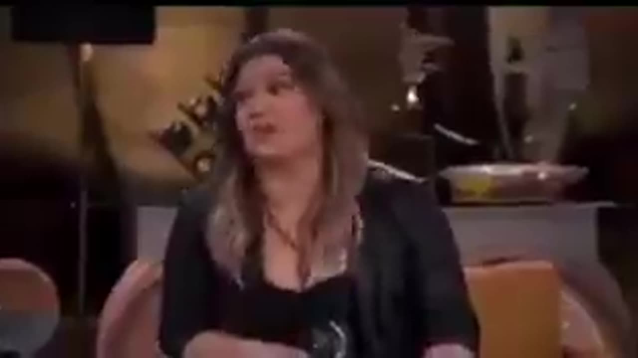 Kevin Hart silences Kelly Clarkson when she says she’s been offered millions of dollars to do things