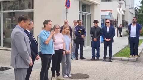 En France, on accueille les réfugiés. Ils sont hébergés, nourris et après ils tuent nos enfants