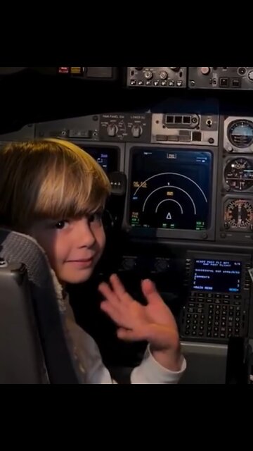 Niño regala dibujo a piloto y recibe a cambio esta sorpresa