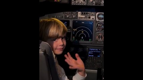 Niño regala dibujo a piloto y recibe a cambio esta sorpresa