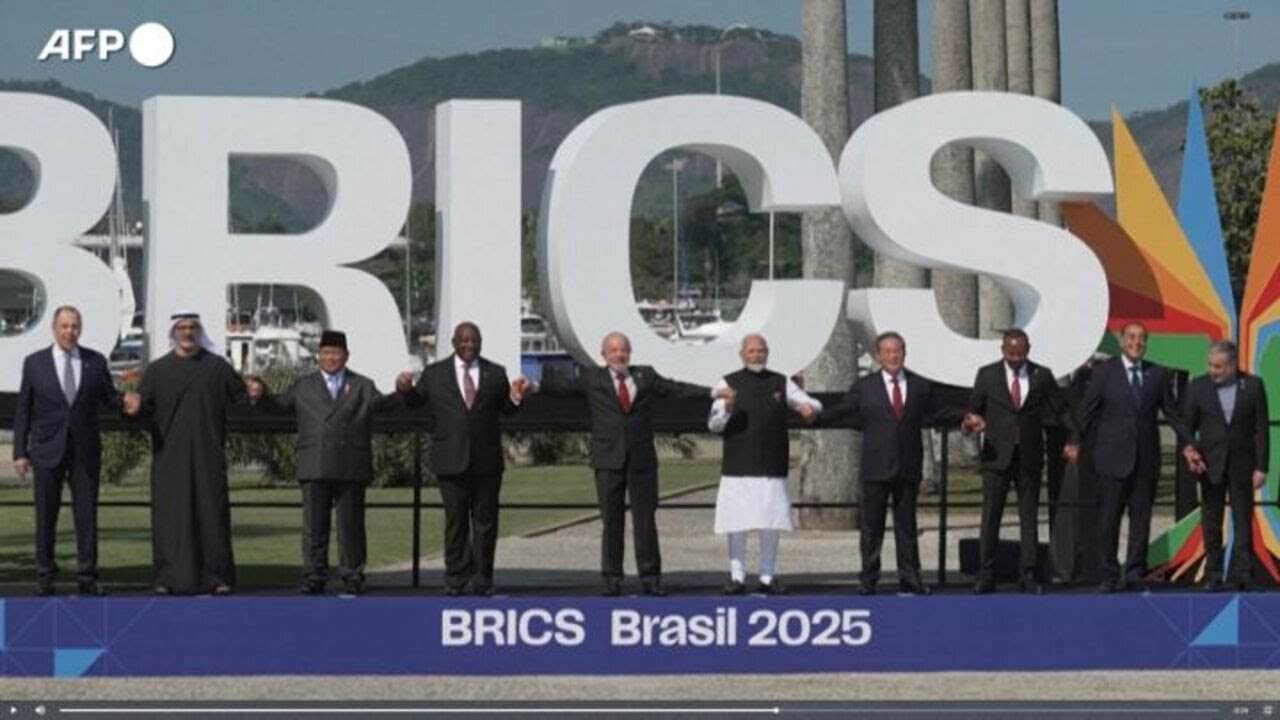 NOTIZIE DAL MONDO BRICS 2025,i leader dei Paesi membri BRICS al vertice di Rio de Janeiro in Brasile del 6-7 luglio 2025 presente Lavrov per la Russia,il Presidente russo Vladimir Putin in collegamento in videoconferenza