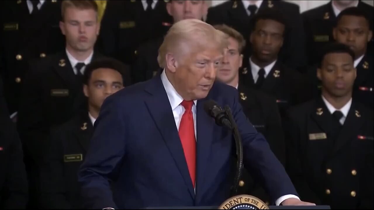 TRUMP❤️🇺🇸🥇🪽🕺HOLDS COMMANDER IN CHIEF TROPHY PRESENTATION🤍🇺🇸🏅🪽🏆👨✈️AT WHITE HOUSE💙🇺🇸🏅🪽🏛️⭐️