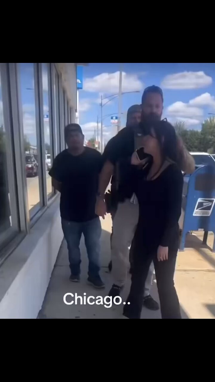 ICE-AGENTS APPREHEND ILLEGAL ALIEN🧟‍♀️🤳🚓👮‍♂️🚶🏻🏪🚨👲📸FLOWER SELLER IN SOUTH CHICAGO👮‍♂️💐🚶🏻🚔👮💫