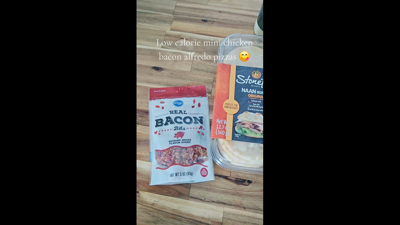Low calorie mini chicken bacon Alfredo pizzas