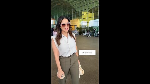 Bollywood Actress Sunny Leone Was Spotted at Mumbai Airport 🔥🥰❤️