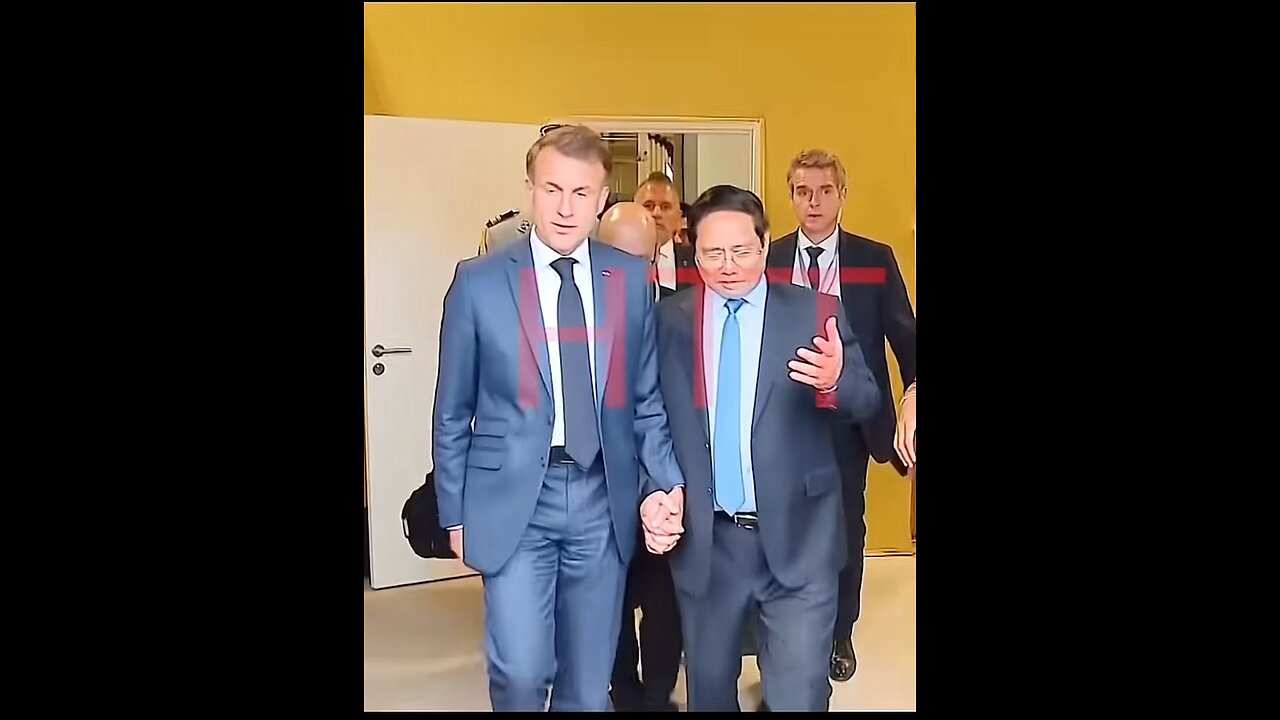 President Macron walks hand in hand with Philippino prime minister