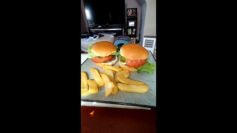 Eating Simple Truth Grass Fed And Finished Natural Ground Beef Patties, Dbn, MI, 7/23/25