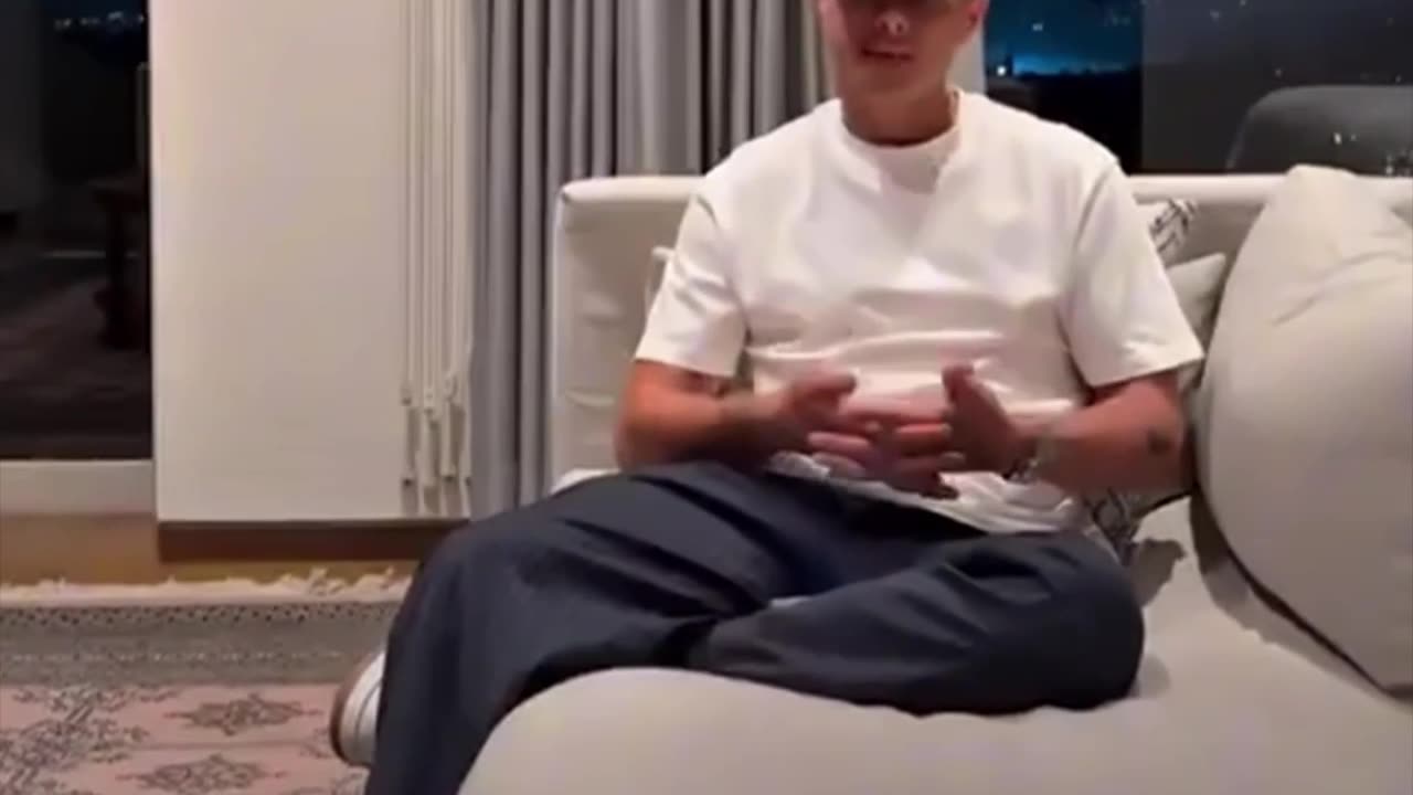 ‘Chicharito’ Hernández insta a las mujeres a ser “lideradas por un hombre”