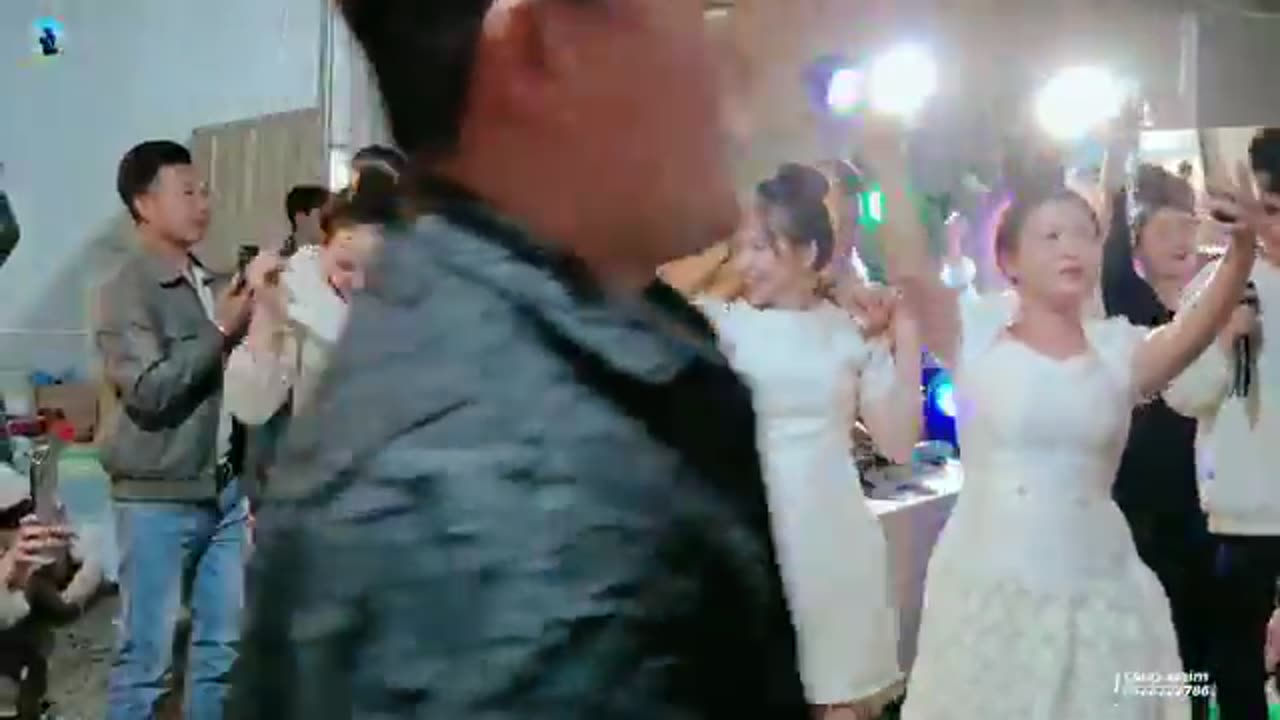 The night of exchange brings together the hottest idols of the event night.