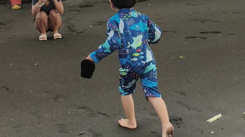 Bitbit tsinelas si Grey