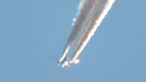 A man with a Nikon p1000 camera zoomed in on a chemtrail plane spraying 31 miles away