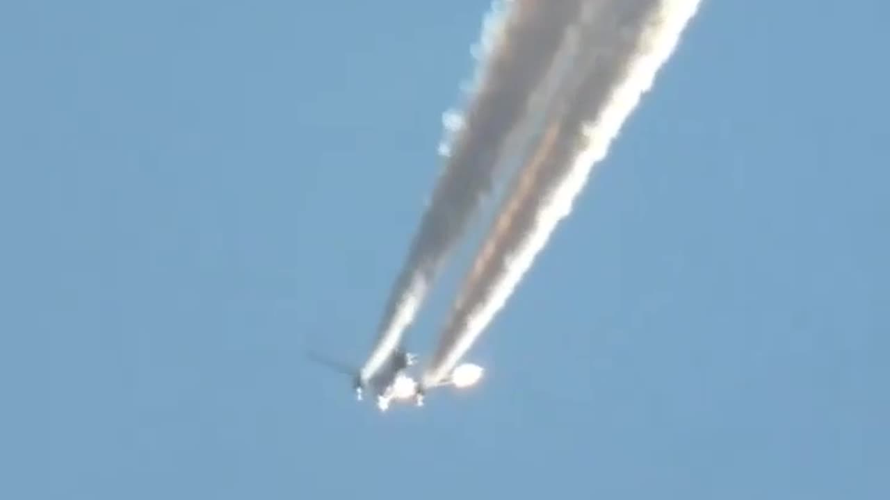 A man with a Nikon p1000 camera zoomed in on a chemtrail plane spraying 31 miles away