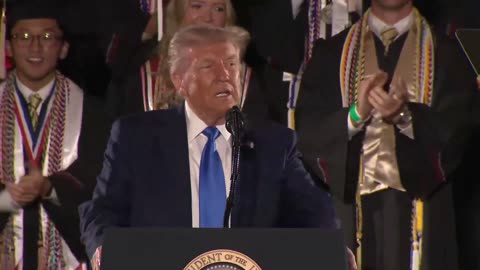 🚨🔥President Trump takes the stage at the University of Alabama Commencement !