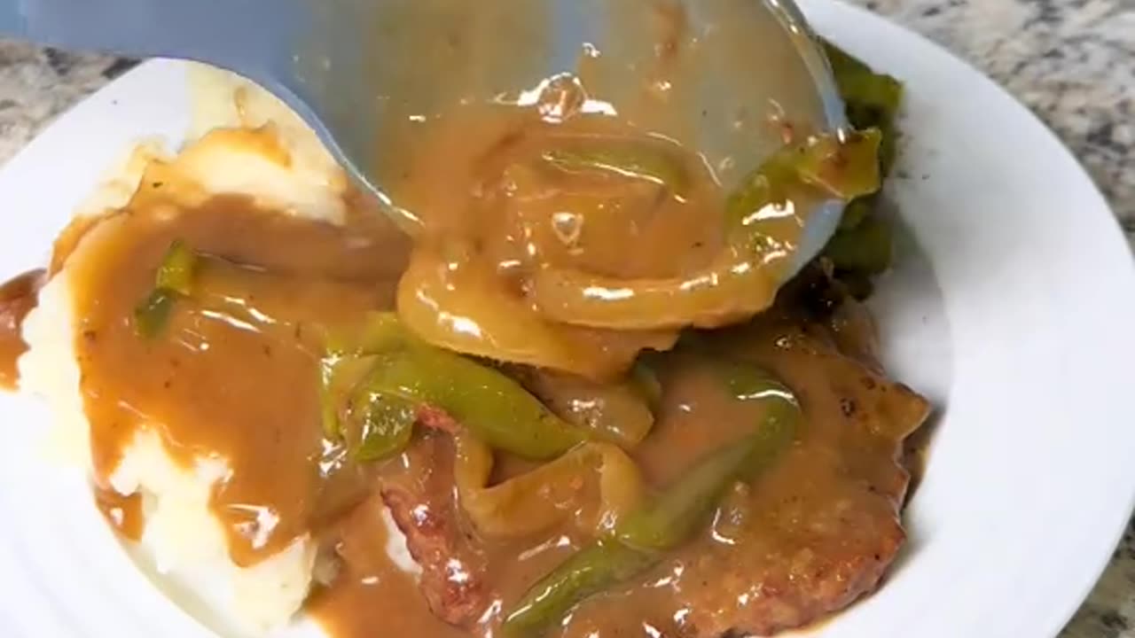 Slow Cooker Cubed Steak!! It’s crazyyy tender!! 🔥 #slowcooker #crockpot #gravy #EasyRecipe