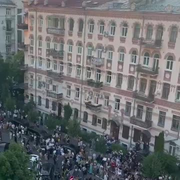 Protest outside Ukrainian President Zelensky's office in Kiev