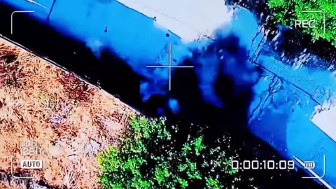 🤬 A Russian bomber drone drops explosives on a man walking his dog in a Kherson suburb.…