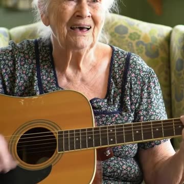happy elderly 😁🎈 #guitar #beach #music #caregiver #caregivercourse