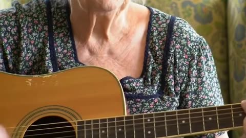 happy elderly 😁🎈 #guitar #beach #music #caregiver #caregivercourse