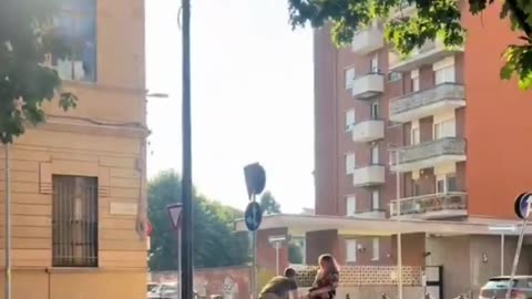 Usual suspect in Milan tries to steal a woman's purse.