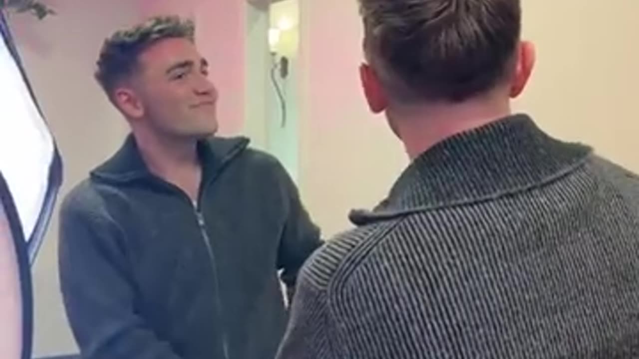 秃顶帅哥戴上假发之后,青春和自信都回来了