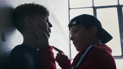 Меѓуврсничко насилство / Булинг