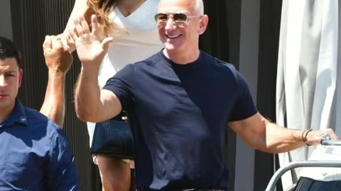 Lauren Sanchez Bezos's special interest in summer hats and thin, figure-hugging shirts