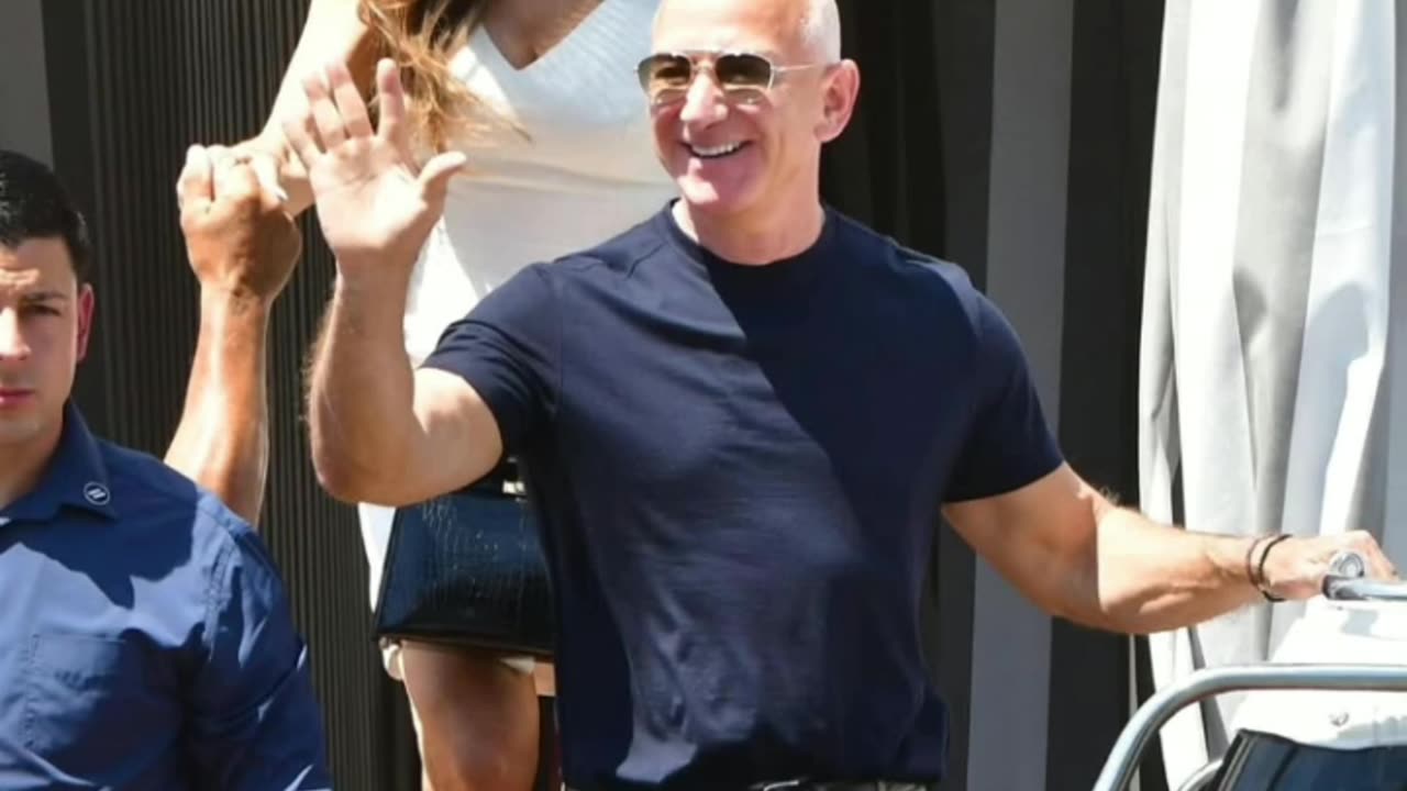 Lauren Sanchez Bezos's special interest in summer hats and thin, figure-hugging shirts