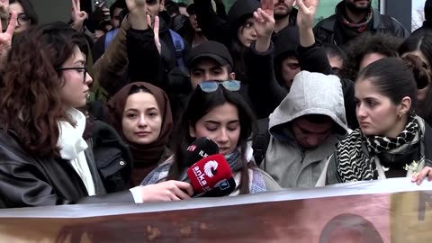 Police clash with Turkish students during support protest of Syrian Kurds