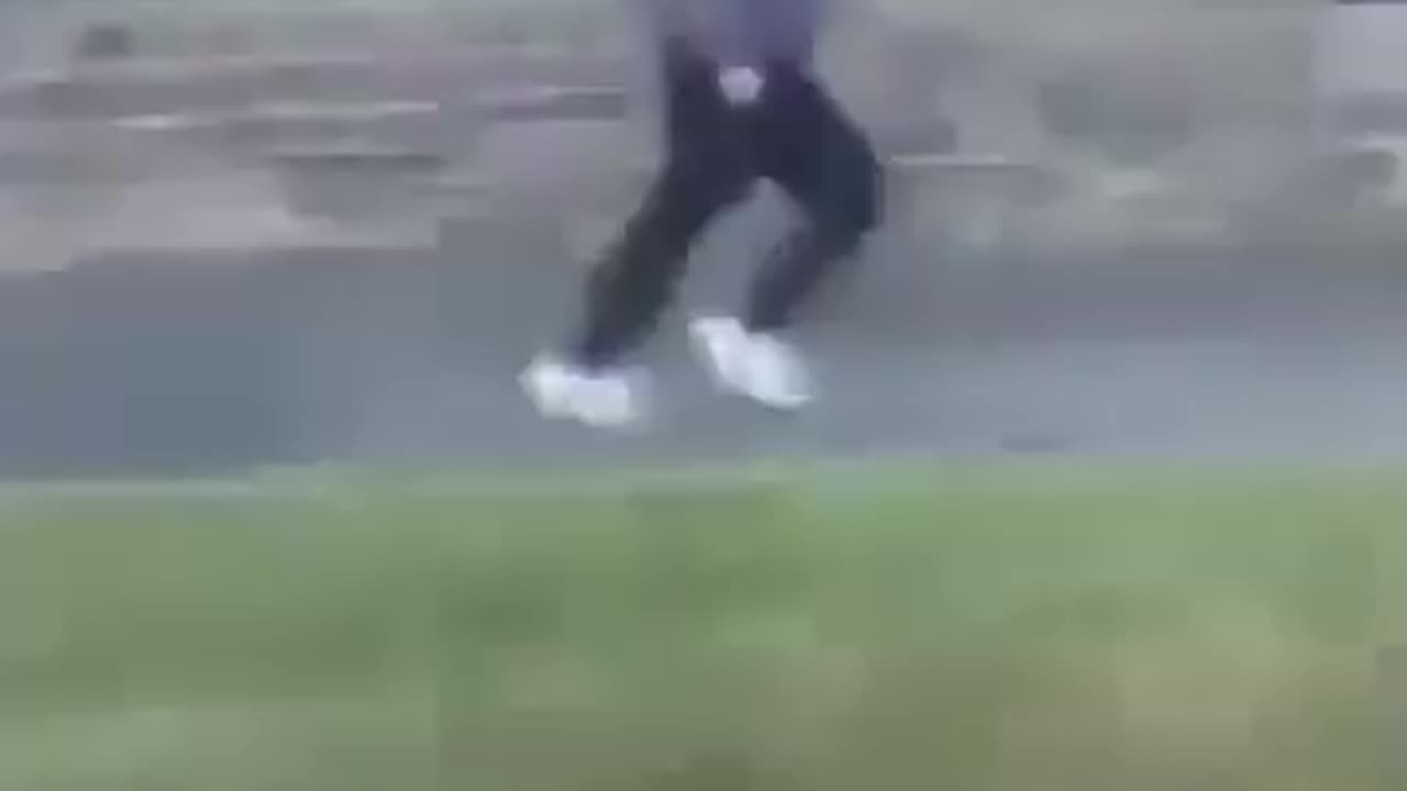 Migrant in Seacroft, Leeds, grabs someone's phone and runs.