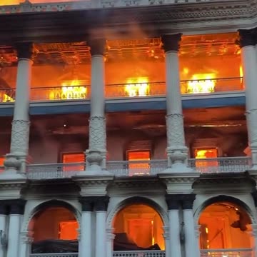 “Saraylar yanar, halkın öfkesiyle kül olur. Hiçbir taht, halkın adalet arzusundan daha güçlü değildi