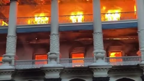 “Saraylar yanar, halkın öfkesiyle kül olur. Hiçbir taht, halkın adalet arzusundan daha güçlü değildi