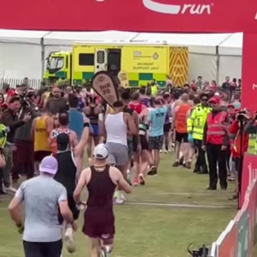Tommy Fury elbowing someone before the finish line 😭
