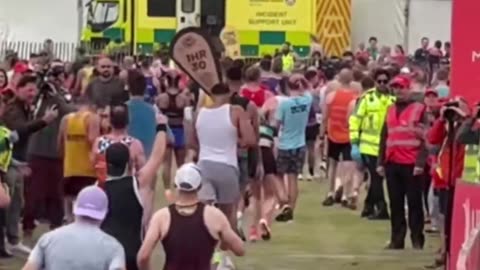 Tommy Fury elbowing someone before the finish line 😭