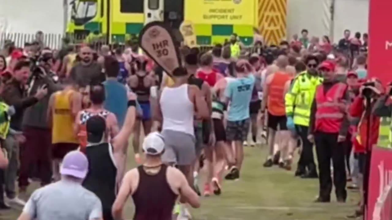 Tommy Fury elbowing someone before the finish line 😭