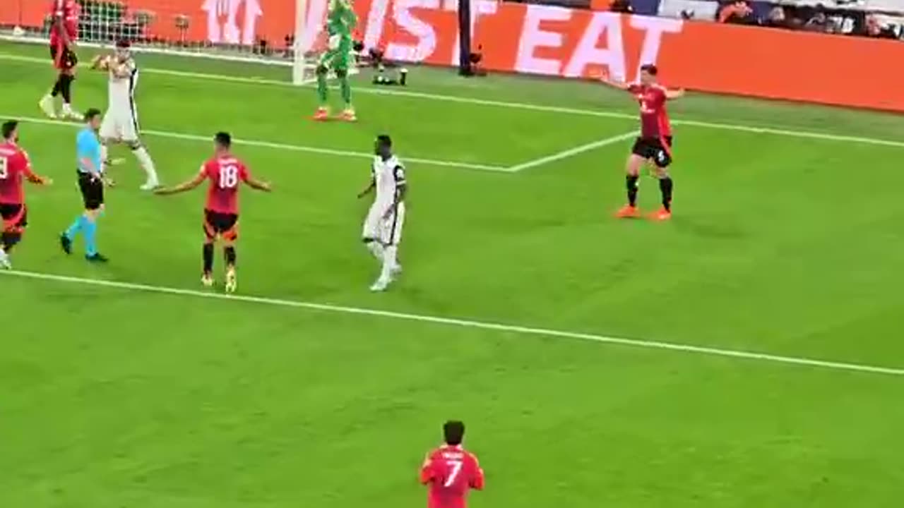 Casemiro puts Onana in his place: Footage shows heated exchange between Man United duo