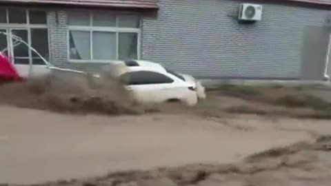 Fuertes inundaciones arrasan autos en Pekín