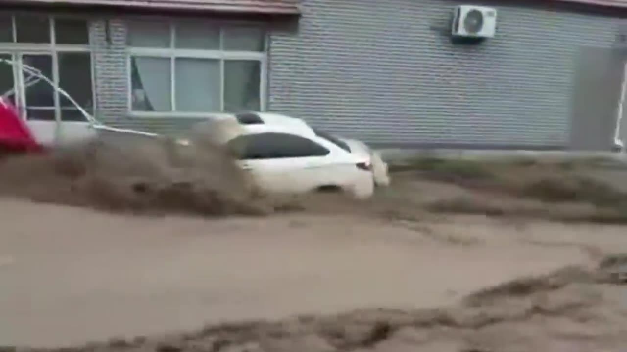 Fuertes inundaciones arrasan autos en Pekín