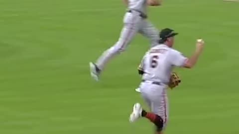 Tyler Rogers has a filthy pickoff move. 🤯