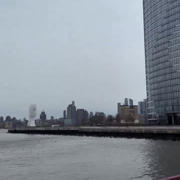 ❗️Terrifying moment chopper PLUMMETS into Hudson River caught on cam