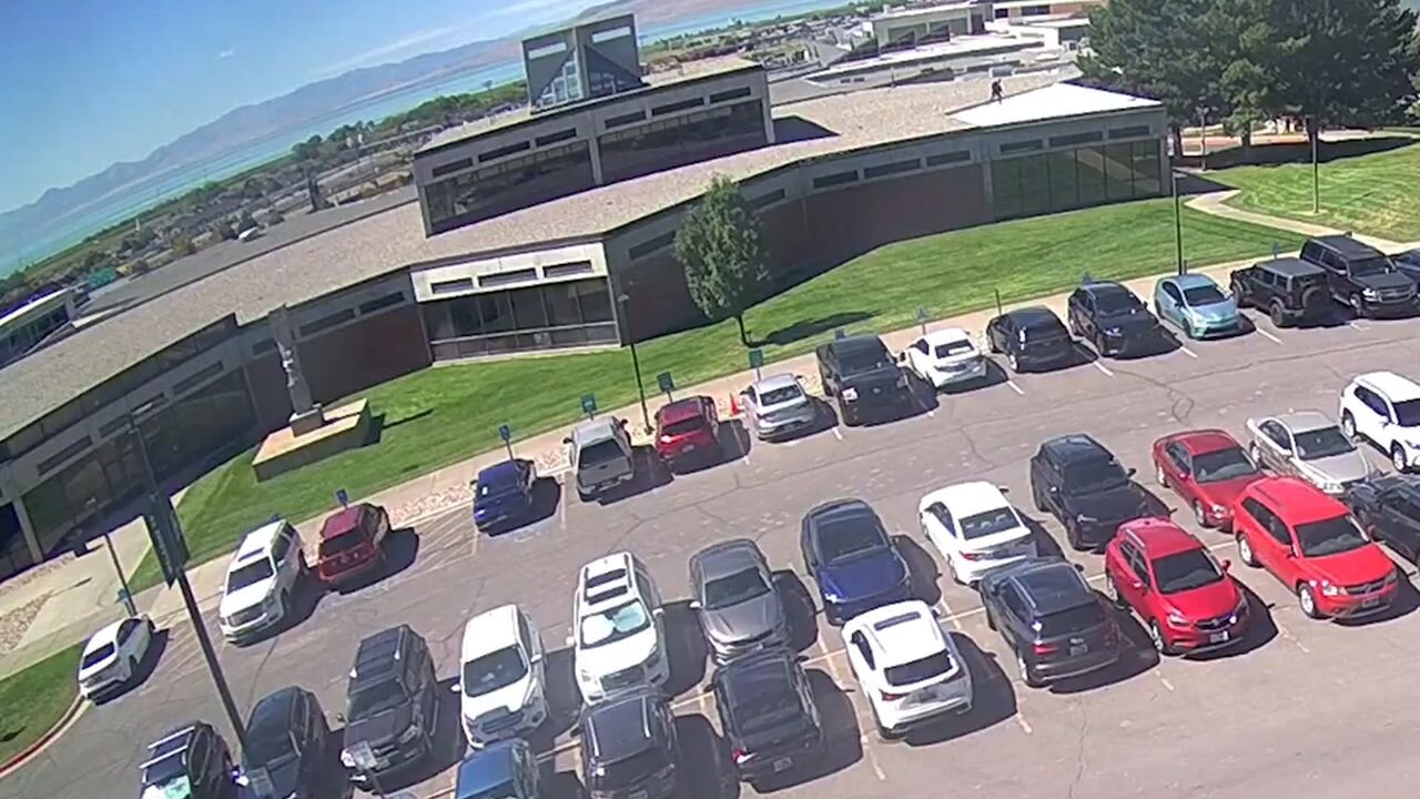 Video z bezpečnostní kamery zachytilo, že střelec nemá pušku, ale jenom krátkou sportovní tašku!