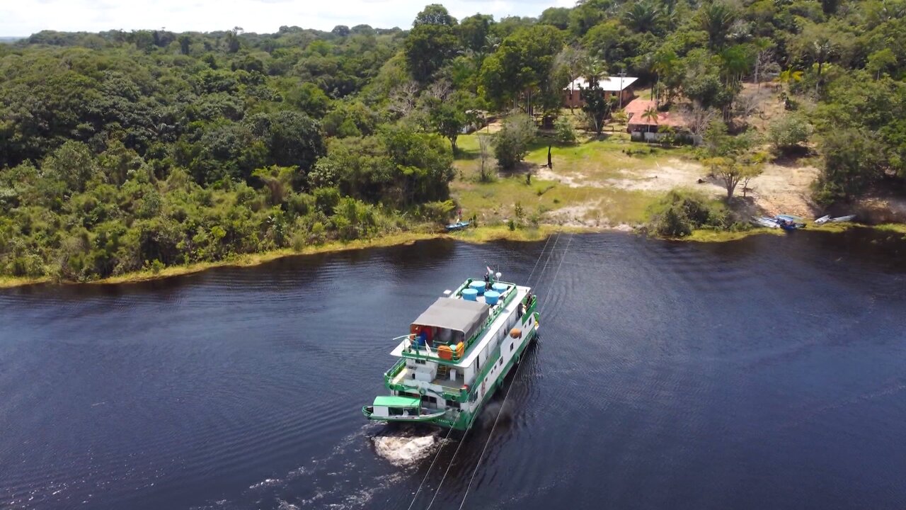 Salud a bordo: la vida en los márgenes del río Negro