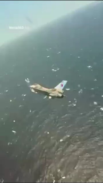 🇻🇪🇺🇸Venezuelan Air Force F-16A fighters flew over the USS Jason Dunham destroyer