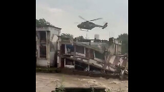 Helicóptero indio rescata a personas antes de que edificio colapse