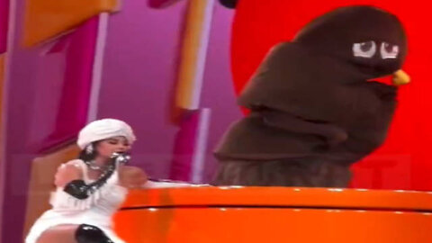 Katy Perry Sings a Duet With a Giant Turd at Her Concert