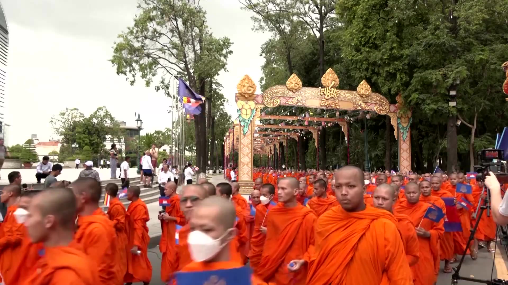 Cambodian Buddhist monks march to support peace with Thailand