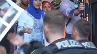 The German police are not afraid of Islamic crowds and restore order and discipline.
