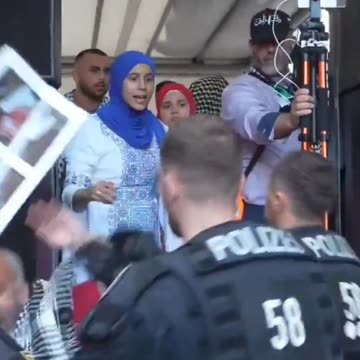 The German police are not afraid of Islamic crowds and restore order and discipline.